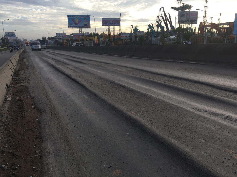 Mặt đường cửa ngõ phía Đông Sài Gòn “cuộn sóng” vì hằn lún - 1 Mặt đường cửa ngõ phía Đông Sài Gòn “cuộn sóng” vì hằn lún - 1