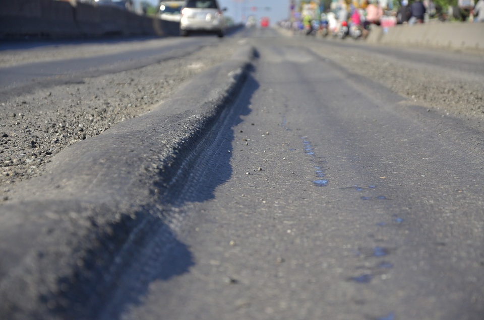 Mặt đường cửa ngõ phía Đông Sài Gòn “cuộn sóng” vì hằn lún - 5 Mặt đường nhựa trồi lên, gồ ghề lượn sóng