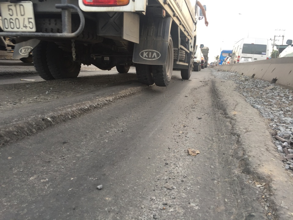 Mặt đường cửa ngõ phía Đông Sài Gòn “cuộn sóng” vì hằn lún - 7 Bánh xe bị chênh lên khi lưu thông qua khu vực lún