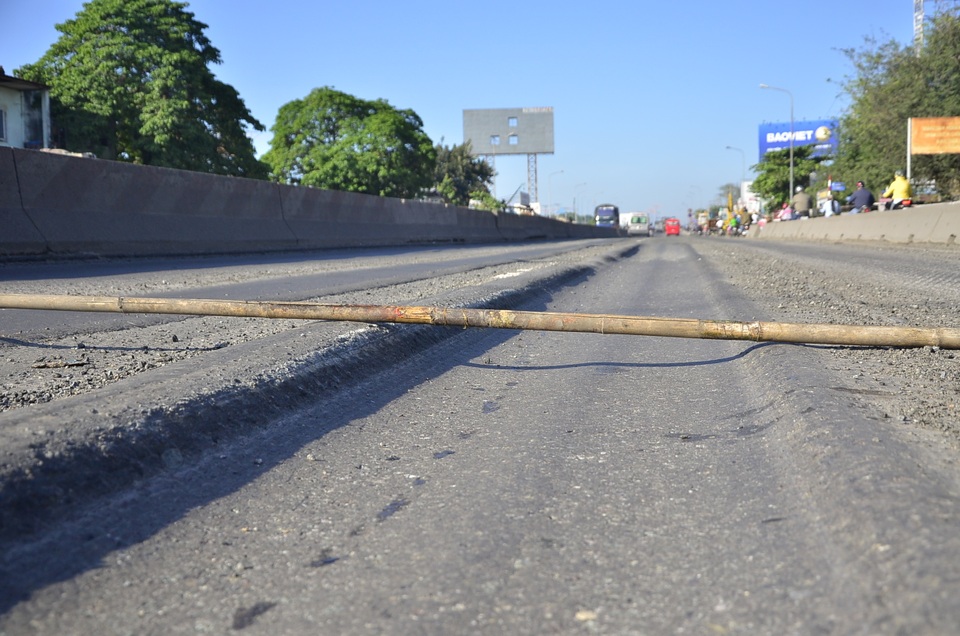 Mặt đường cửa ngõ phía Đông Sài Gòn “cuộn sóng” vì hằn lún - 3 Nhiều điểm mặt đường bị lún tạo thành rãnh sâu khoảng 20cm