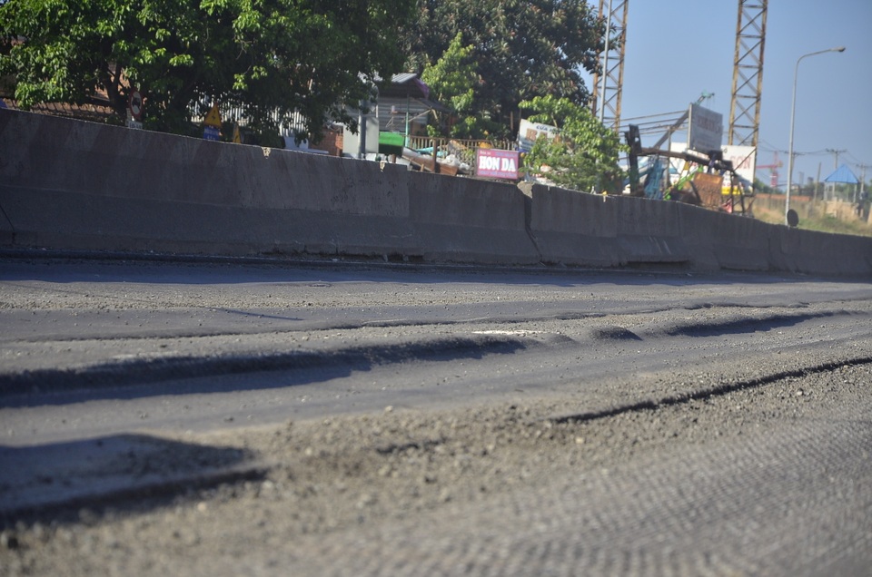 Mặt đường cửa ngõ phía Đông Sài Gòn “cuộn sóng” vì hằn lún - 4 Mặt đường cửa ngõ phía Đông Sài Gòn “cuộn sóng” vì hằn lún - 4