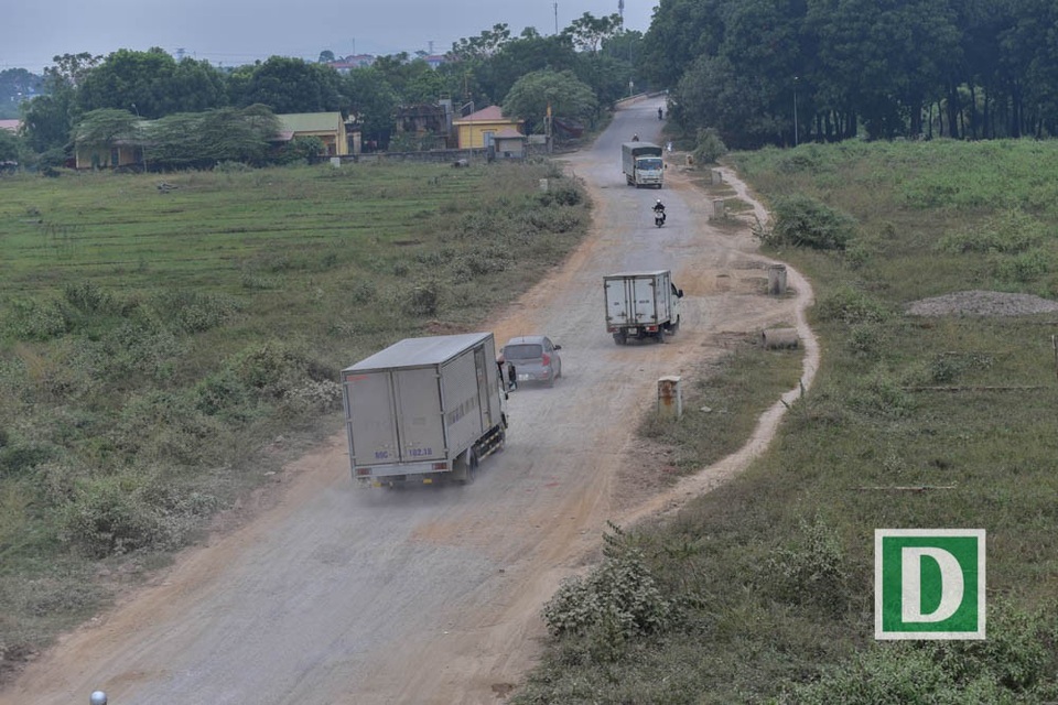 Tránh trạm BOT Bắc Thăng Long - Nội Bài, xe tải "cày nát" tỉnh lộ - 3
Theo người dân trong khu vực, trước đây, tuyến đường tỉnh lộ này khá yên ả, thoáng đẹp. Từ ngày xe tải ồ ạt đi qua, đường xuống cấp nghiêm trọng, thường xuyên mù mịt bụi.