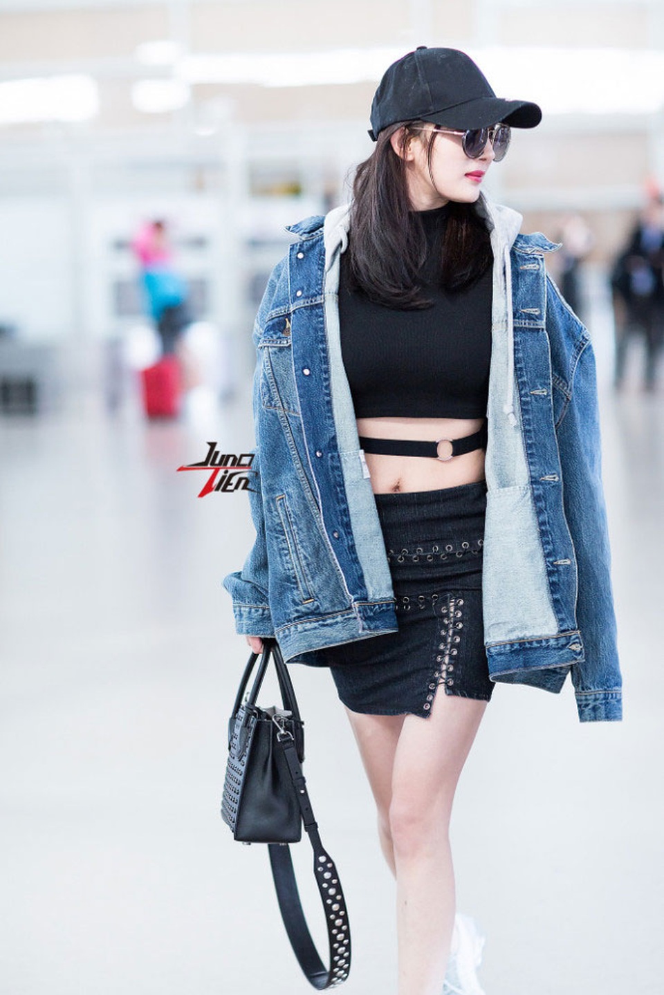 Dương Mịch trình diễn thời trang tại sân bay - 7 Dương Mịch trình diễn thời trang tại sân bay - 7