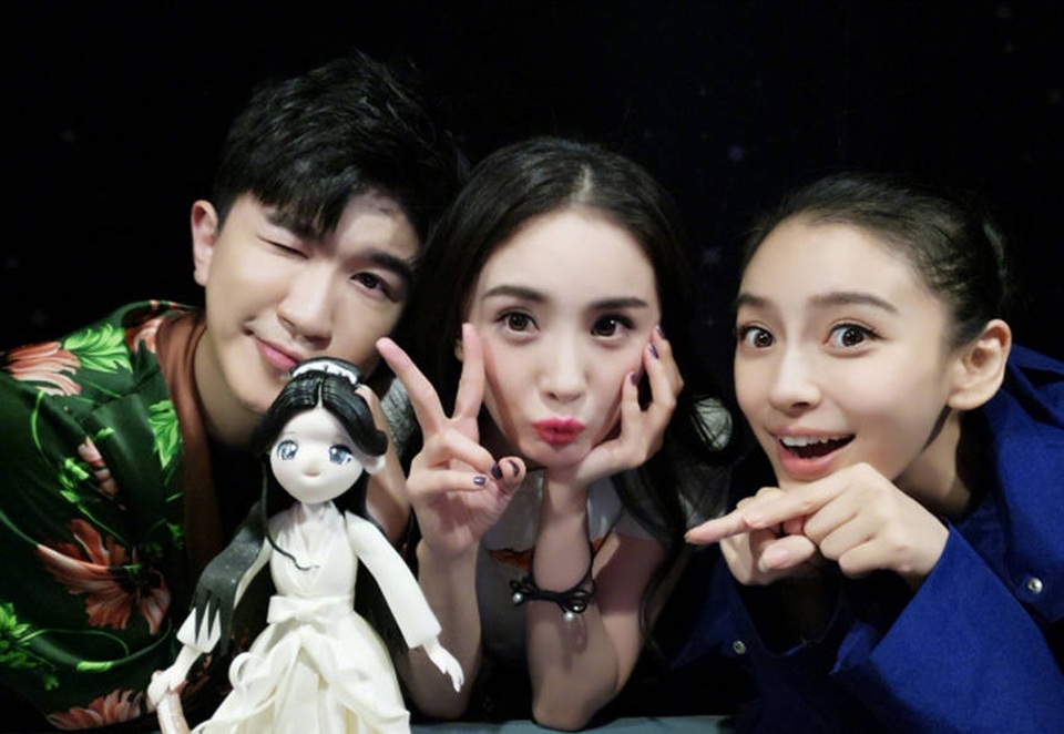 
Agelababy gửi lời chúc mừng sinh nhật tới Dương Mịch trong ngày đặc biệt. Vợ của Huỳnh Hiểu Minh mong đàn chị ngày một thành công và xinh đẹp.
