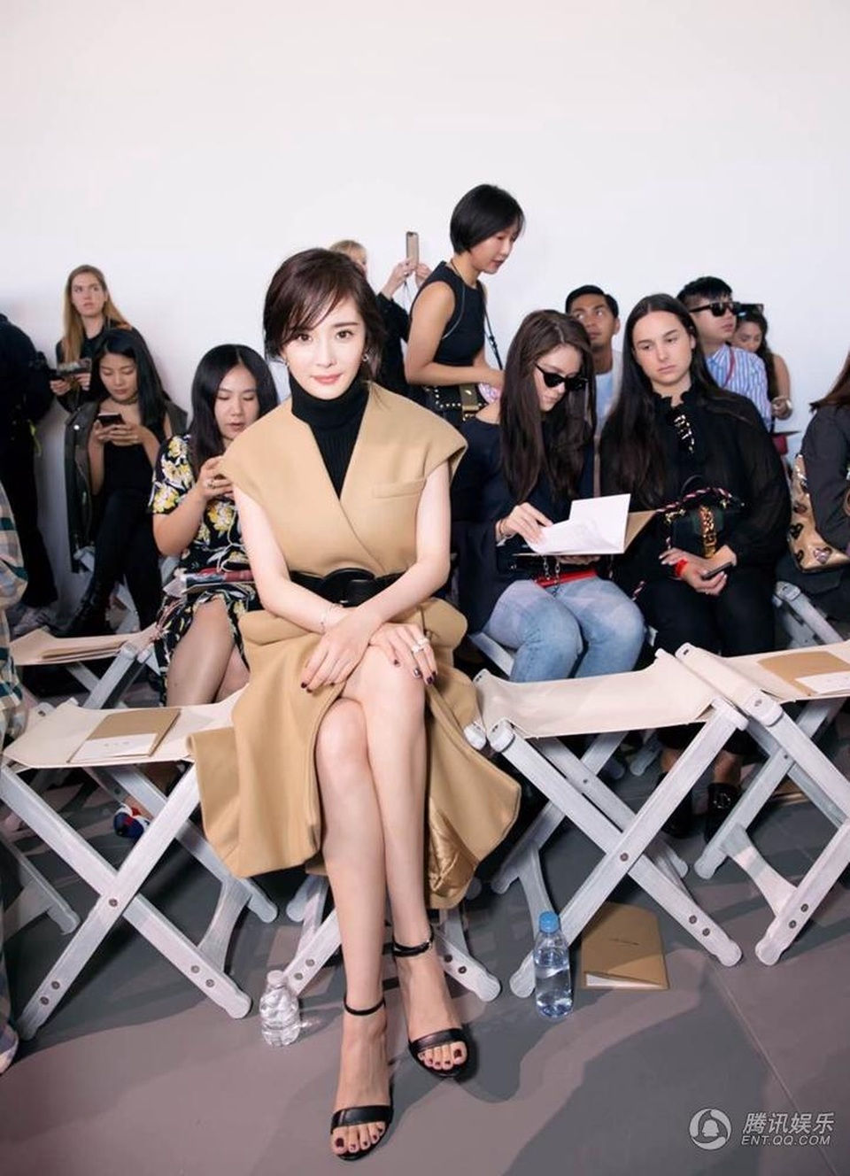 Dương Mịch đẹp rạng ngời bên "người tình màn ảnh" Triệu Hựu Đình - 1
Dương Mịch là khách mời tại tuần lễ thời trang New York 2017, ngày 13/9. Người đẹp 31 tuổi ngồi trên hàng ghế đầu của một show diễn thời trang.