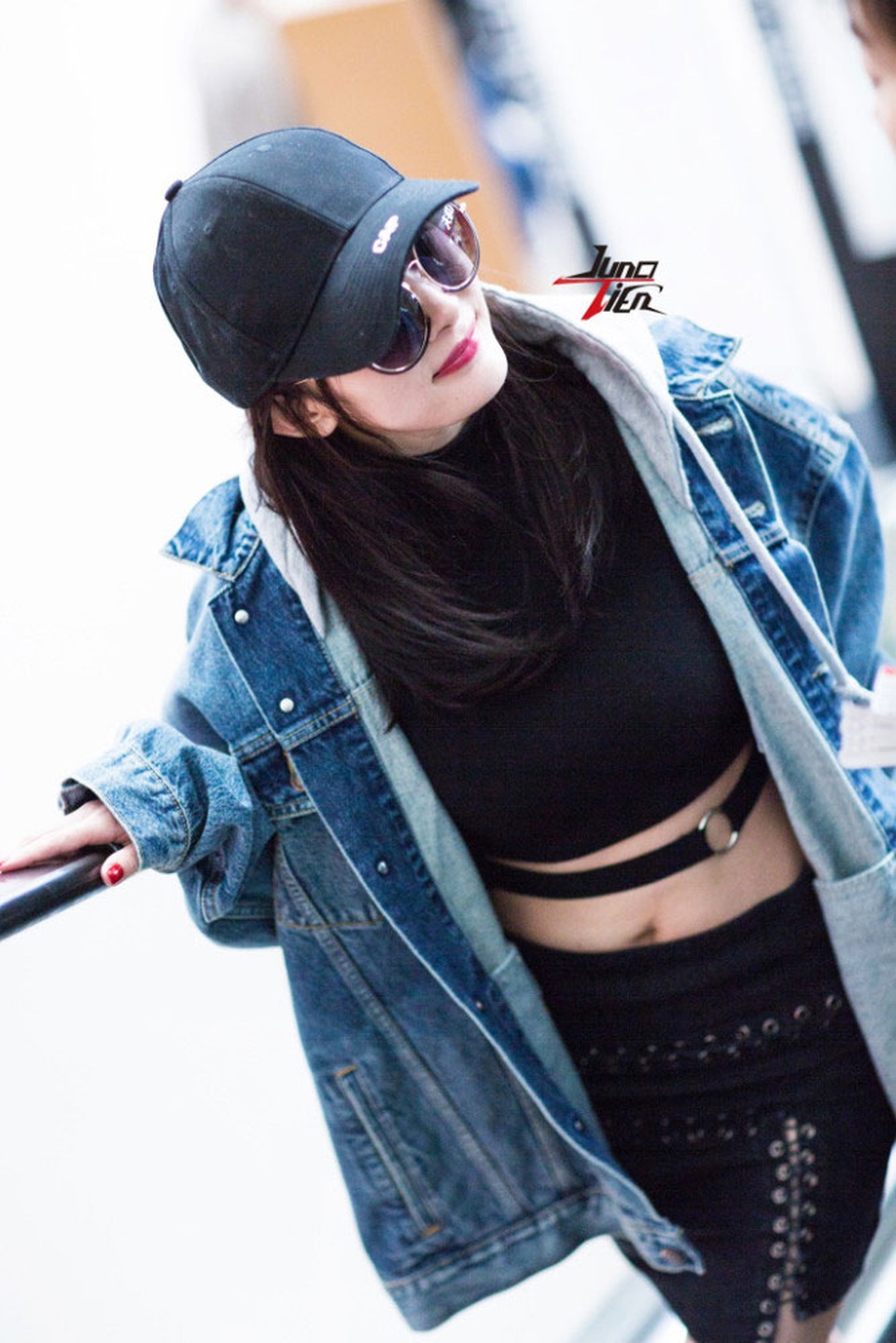 Dương Mịch trình diễn thời trang tại sân bay - 6
Nữ diễn viên 30 tuổi từng qua một lần sinh nở vào năm 2015 nhưng vẫn giữ được dáng vóc thanh mảnh và gợi cảm.