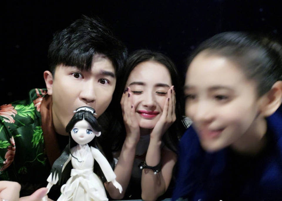 
Dương Mịch và Angelababy đều là những mỹ nhân của làng giải trí Hoa ngữ và thường xuyên bị đặt lên bàn cân để so bì về nhan sắc cũng như mức độ nổi tiếng. Thế nhưng, ngoài đời, họ lại rất thân thiết.
