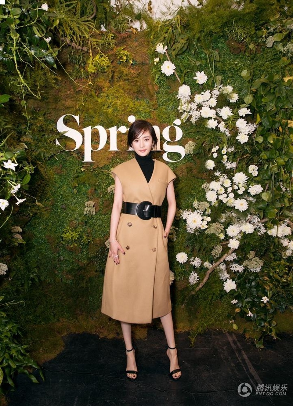 Dương Mịch đẹp rạng ngời bên "người tình màn ảnh" Triệu Hựu Đình - 2
Dương Mịch chọn một bộ trang phục sang trọng và thanh lịch khi tham dự một sự kiện thời trang quốc tế.