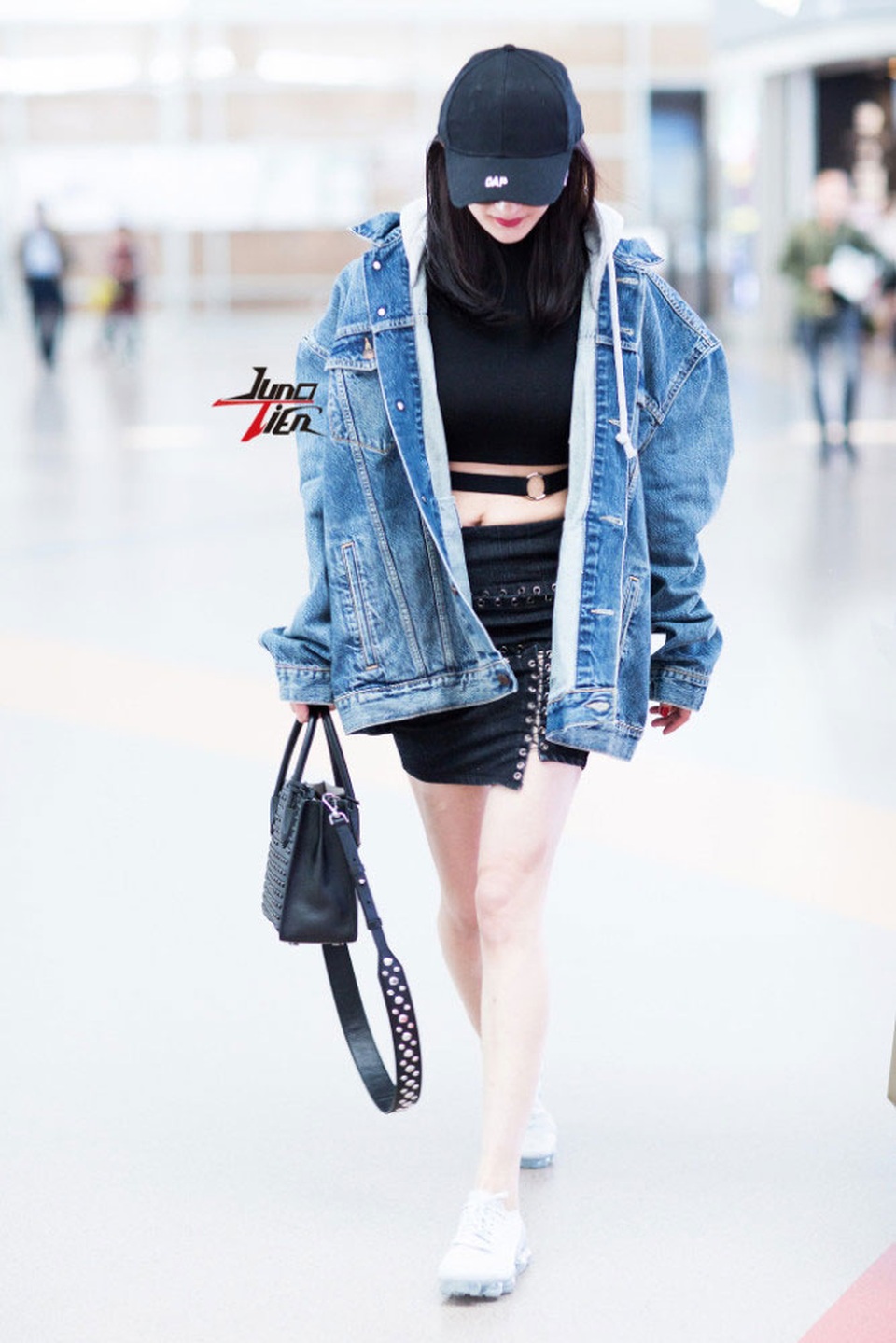 Dương Mịch trình diễn thời trang tại sân bay - 5 Dương Mịch trình diễn thời trang tại sân bay - 5