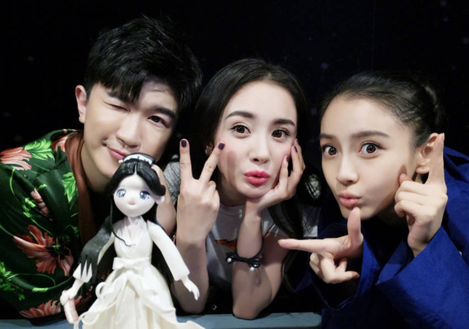 
Dương Mịch (giữa) đón sinh nhật lần thứ 31 bên bạn bè. Nữ diễn viên xinh đẹp khoe ảnh chụp cùng cô bạn thân Angelababy cùng một người bạn nữa lên trang cá nhân.
