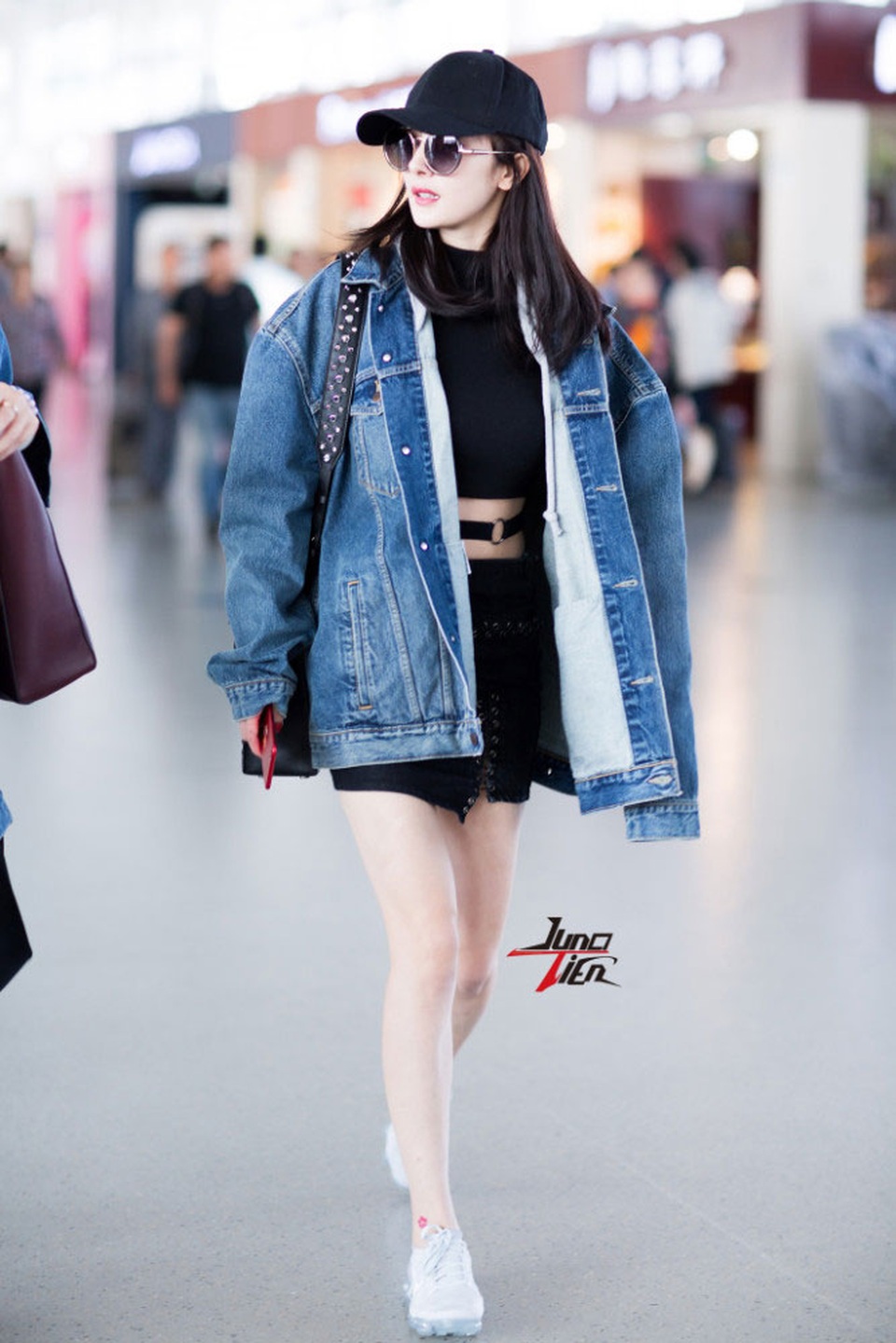 Dương Mịch trình diễn thời trang tại sân bay - 4
Dương Mịch dường như biến sân bay thành sàn diễn thời trang của chính mình khi luôn xuất hiện nổi bật và thu hút tại đây.