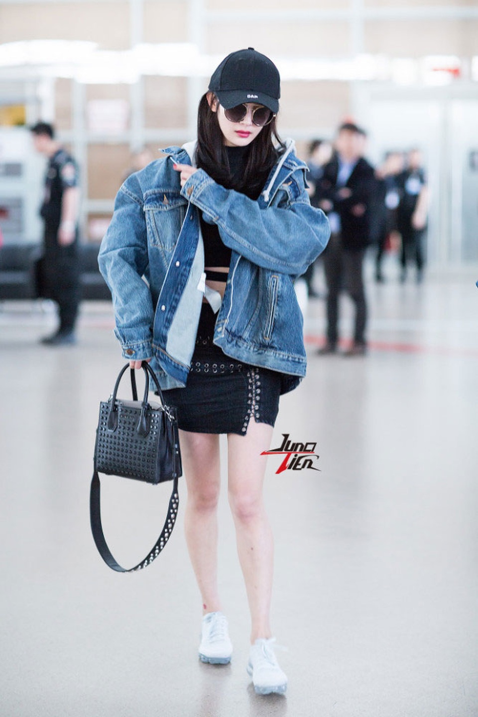 Dương Mịch trình diễn thời trang tại sân bay - 3 Dương Mịch trình diễn thời trang tại sân bay - 3