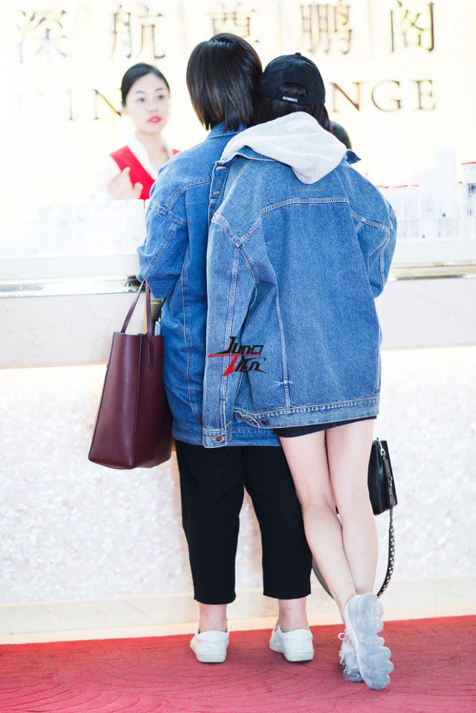 Dương Mịch trình diễn thời trang tại sân bay - 8
Cách đây 1 tháng, có thông tin cho rằng, Dương Mịch đang mang bầu lần hai vì thường xuyên diện trang phục rộng thùng thình nhưng đáp lại tin đồn này, cô chỉ im lặng.