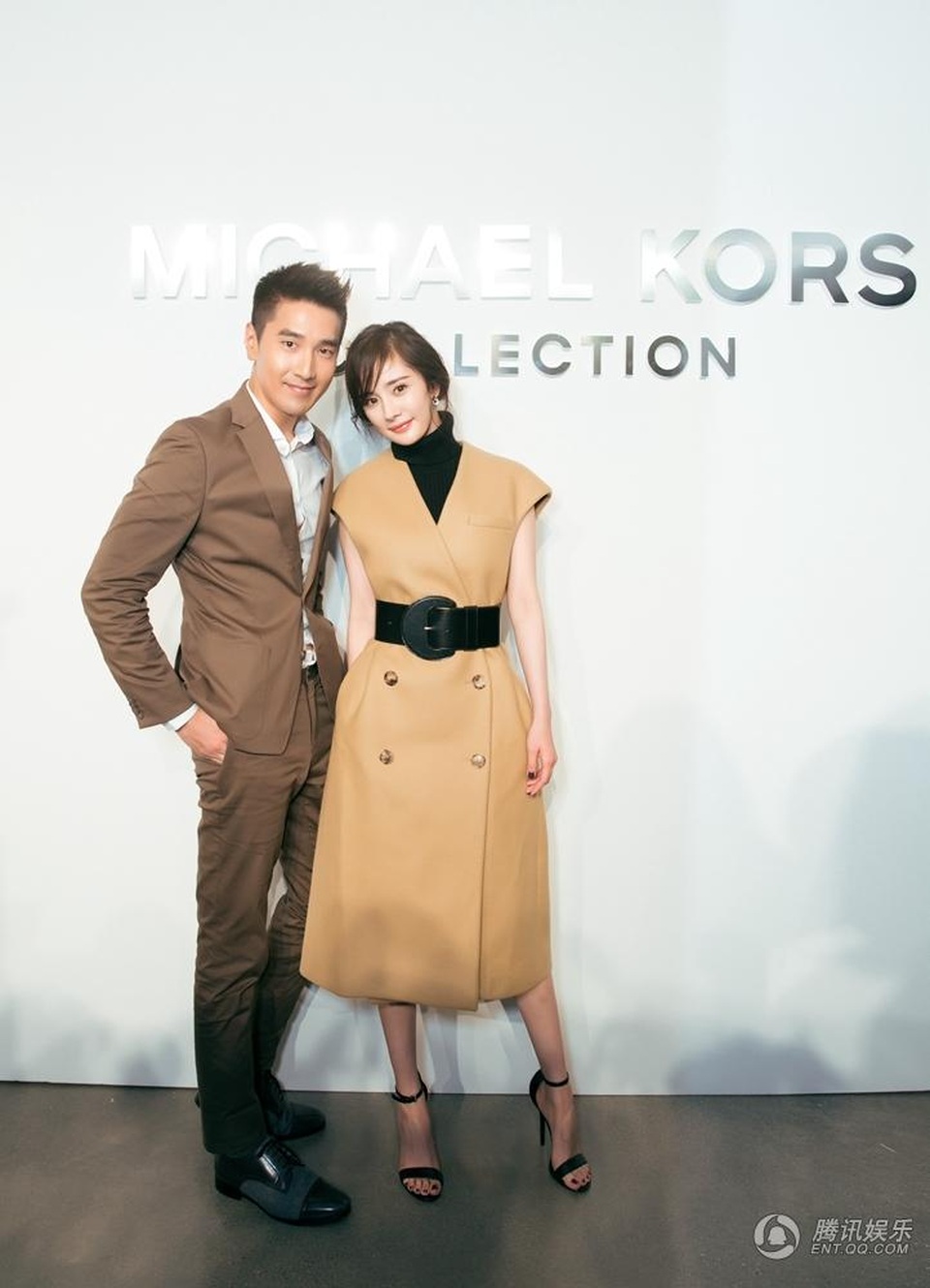 Dương Mịch đẹp rạng ngời bên "người tình màn ảnh" Triệu Hựu Đình - 5
Cô hội ngộ bạn diễn Triệu Hựu Đình tại sự kiện thời trang quốc tế. Cả hai tạo dáng chụp hình và trò chuyện với nhau.