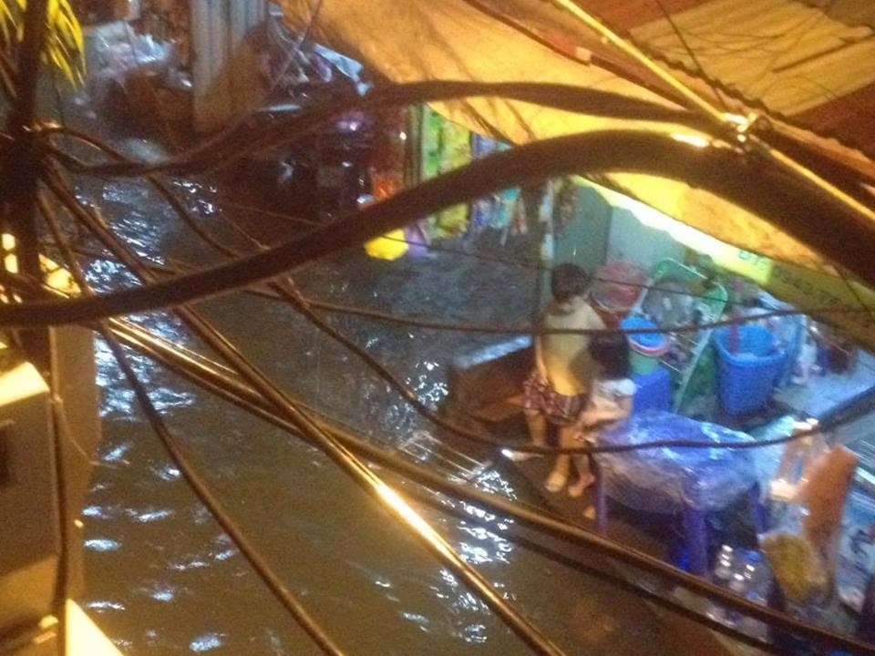 Mưa lớn, nhiều tuyến đường Hà Nội ngập sâu - 4 Ngõ 20, đường Mỹ Đình.