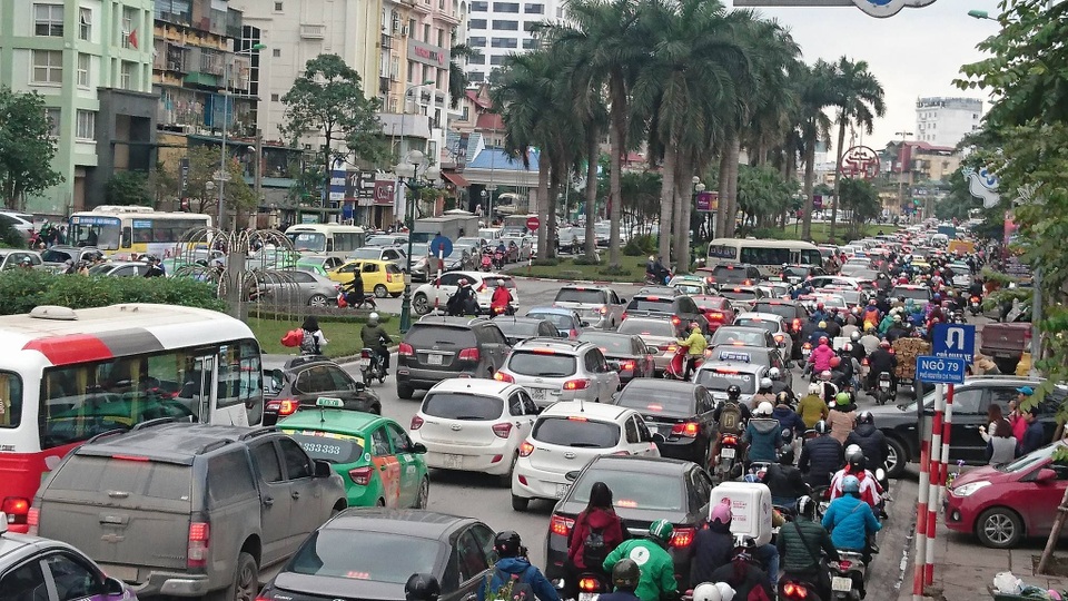Hà Nội: Đường Nguyễn Chí Thanh bất ngờ ùn tắc kéo dài - 6 Hà Nội: Đường Nguyễn Chí Thanh bất ngờ ùn tắc kéo dài - 6