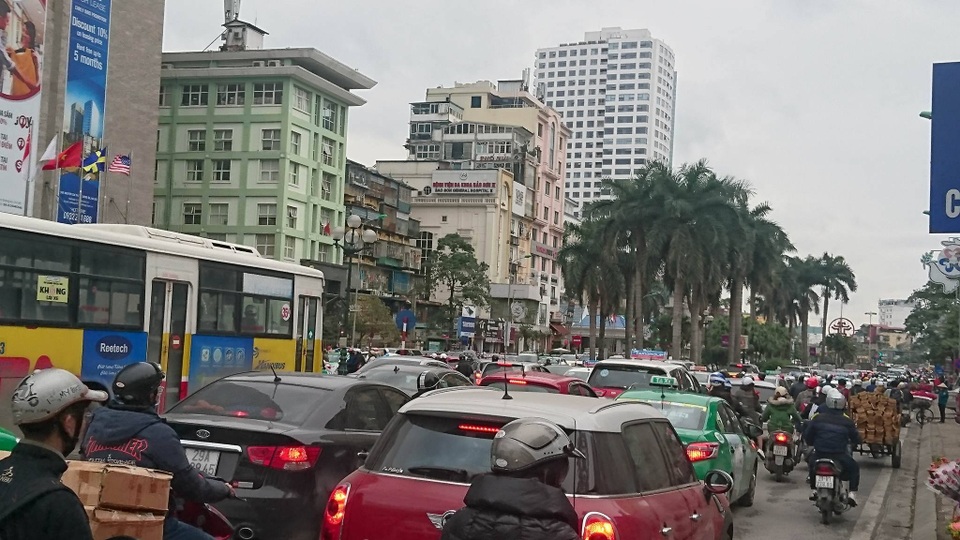 Hà Nội: Đường Nguyễn Chí Thanh bất ngờ ùn tắc kéo dài - 4 Hà Nội: Đường Nguyễn Chí Thanh bất ngờ ùn tắc kéo dài - 4