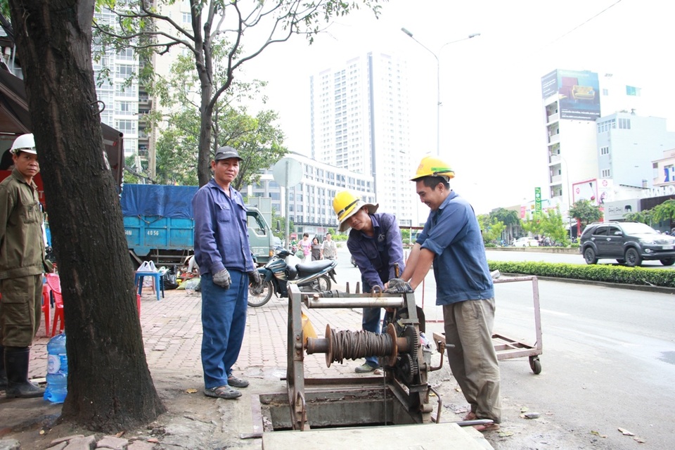 Vì đâu đường Nguyễn Hữu Cảnh cùng máy bơm khủng “thất thủ”? - 3 Ngày 18/10, các đơn vị chức năng tiếp tục kiểm tra hệ thống cống, hố ga trên đường Nguyễn Hữu Cảnh