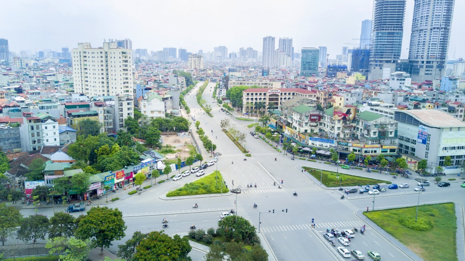 
Tuyến đường có điểm bắt đầu là ngã tư giao cắt đường Nguyễn Văn Huyên - Nguyễn Khánh Toàn và điểm cuối giao với đường Cầu Giấy. Mỗi bên đường có 4 làn xe chạy, dải phân cách giữa rộng 3m và vỉa hè rộng 8m.
