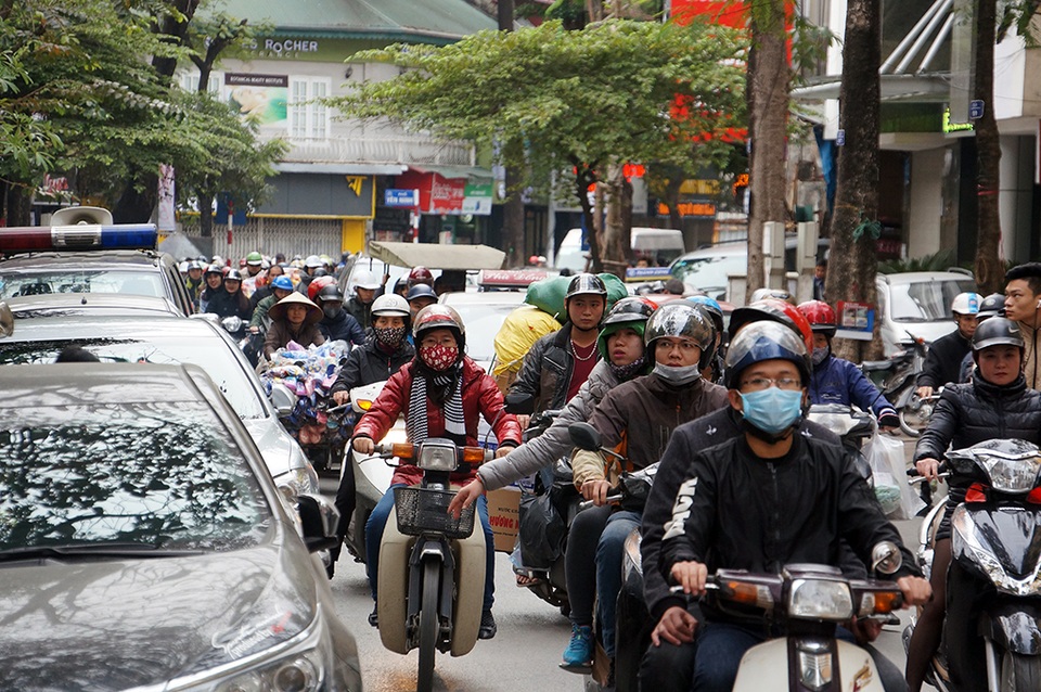 Cận Tết, giao thông khắp Hà Nội “căng như dây đàn” - 10
Không riêng gì các trục đường huyết mạch, giao thông các tuyến phố lớn nhỏ khắp trung tâm Hà Nội những ngày giáp Tết cũng thường xuyên rơi vào trạng thái căng thẳng, phương tiện đông, di chuyển chậm, dễ xảy ra ùn tắc cục bộ. Trong ảnh là phố Quán Thánh, người xe dày đặc.