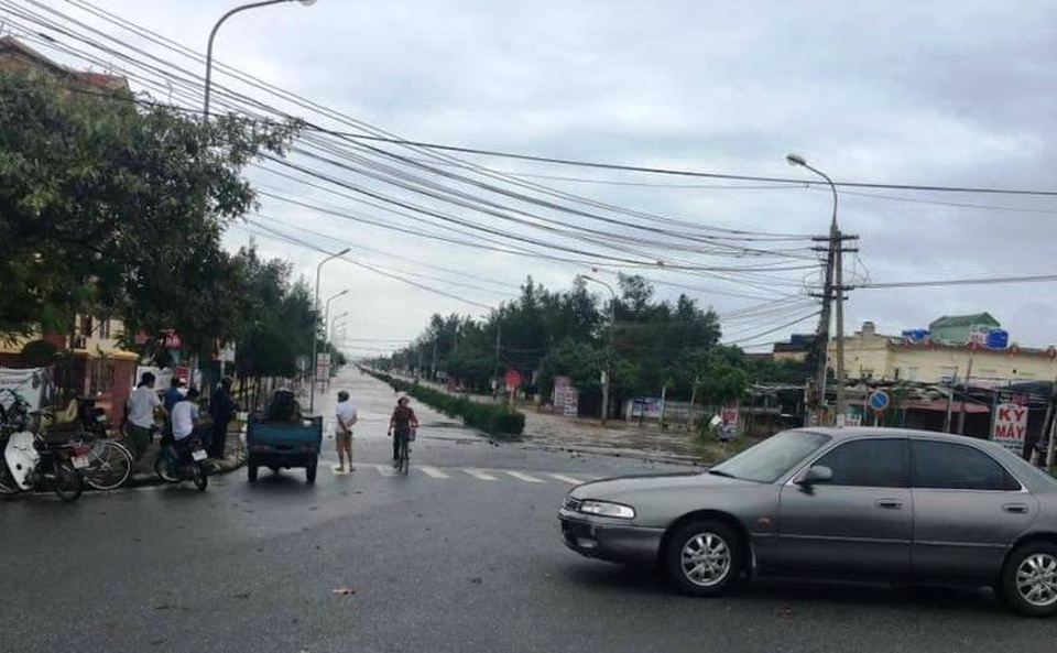 Nước biển dâng cao đột ngột, nhiều vùng ngập nặng - 14 Đường đi ra bãi biển Thịnh Long bị nước tràn qua (ảnh: Phạm Tùng)