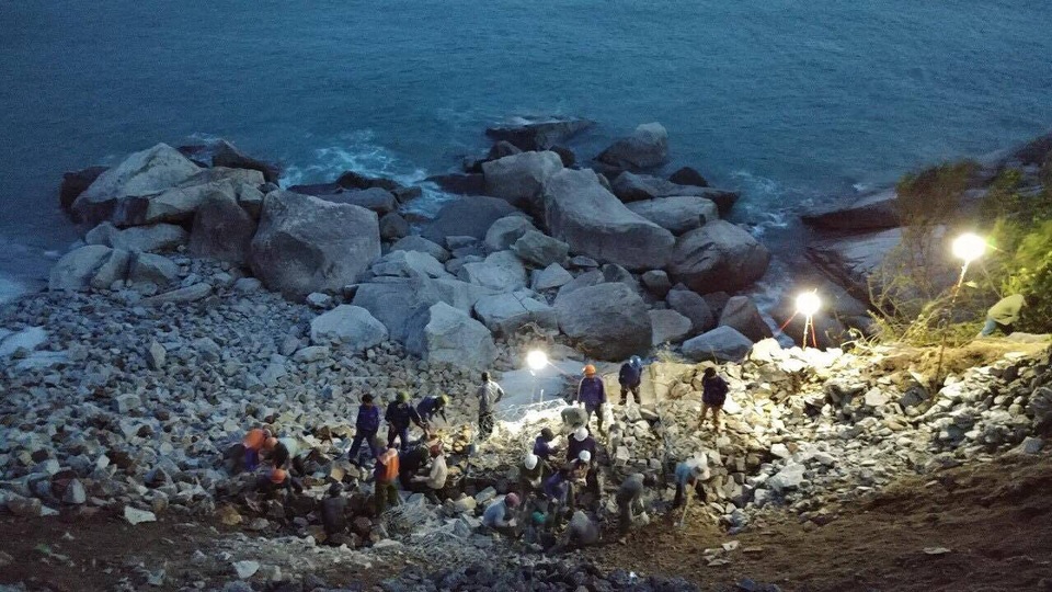 Công nhân đường sắt thi công, sửa chữa tuyến đường trong đêm