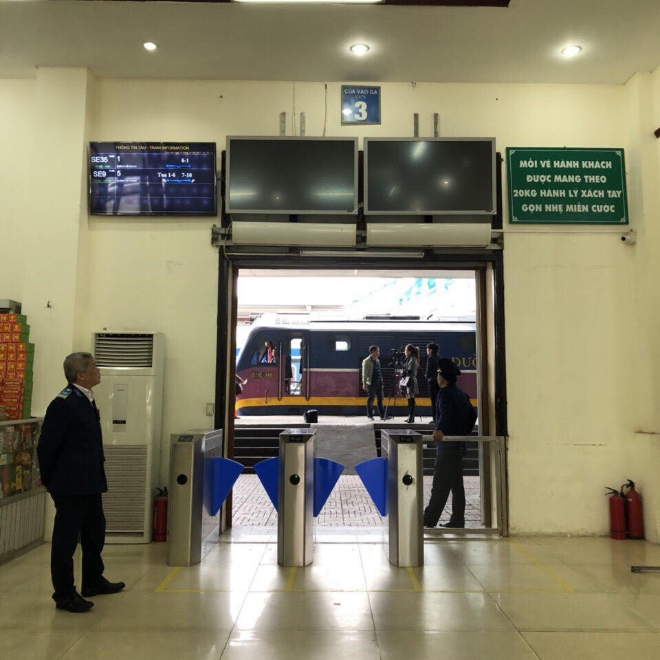 Hành khách đi tàu sẽ qua cổng soát vé tự động từ ngày 15/12