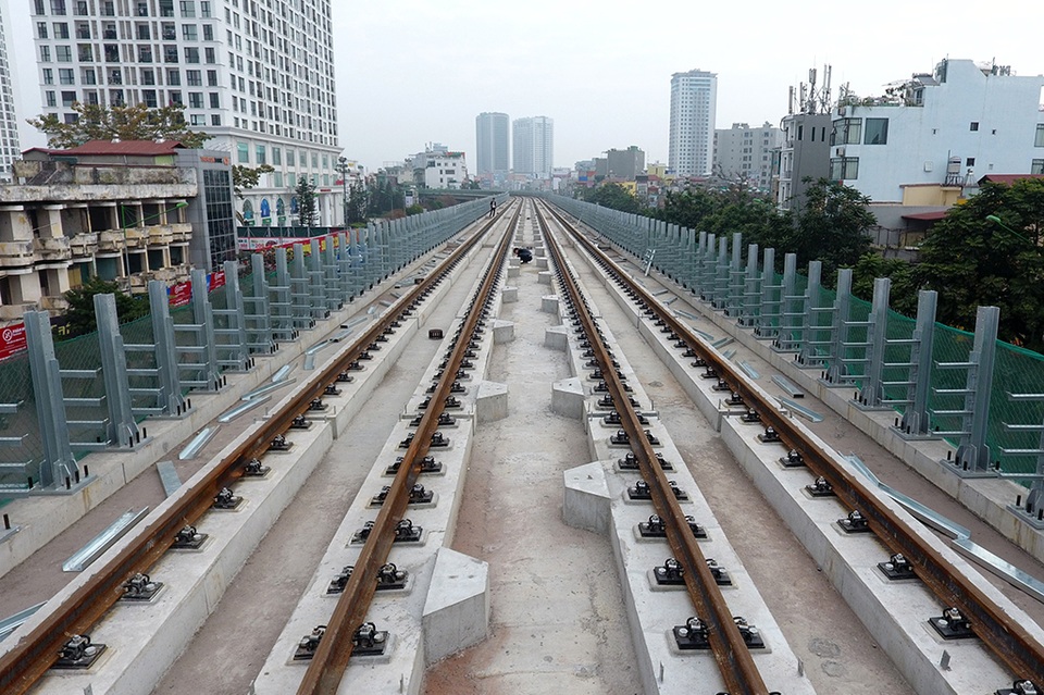 Trải nghiệm Hà Nội từ trên cao đường sắt Cát Linh - Hà Đông - 12
Ray tàu trên toàn tuyến đã được lắp đặt xong. Hiện tại công nhân đang tiến hành lắp vách chắn hai bên đường tàu.
