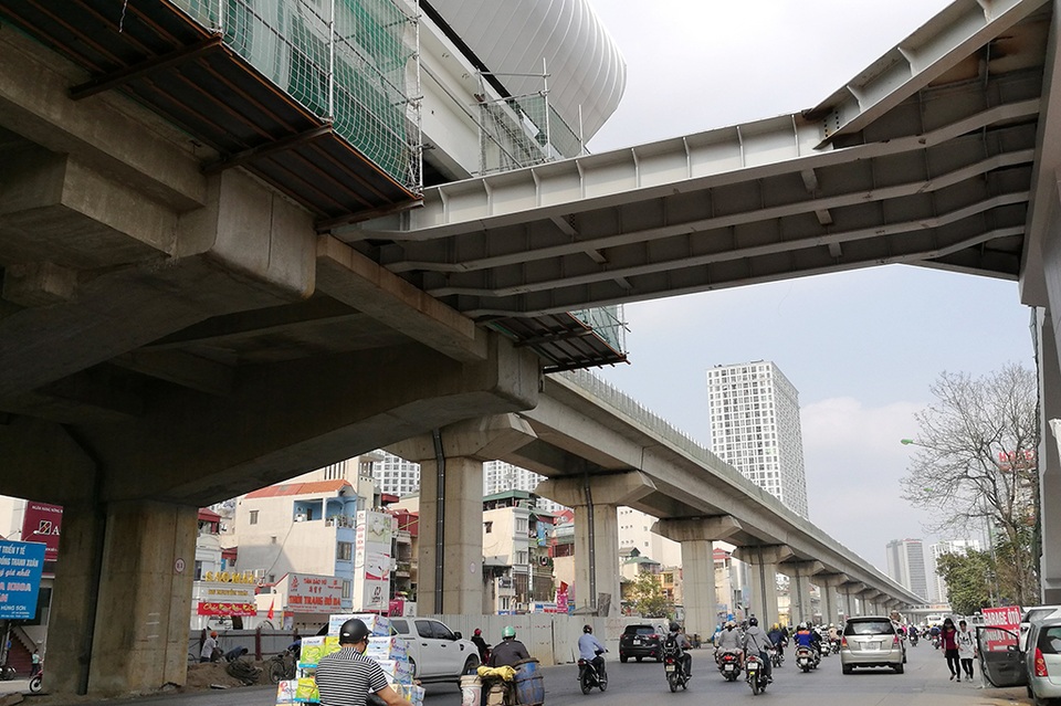 Trải nghiệm Hà Nội từ trên cao đường sắt Cát Linh - Hà Đông - 13
Ga Văn Khê: Ga này nằm ở trung tâm của quận Hà Đông, gần bệnh viện Hà Đông, bưu điện, chợ... Các nhà ga được xây dựng thang bộ và đường bắc ngang cho hành đi từ hai bên đường lên nhà ga để đi tàu.