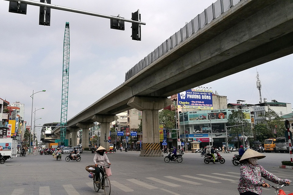 Trải nghiệm Hà Nội từ trên cao đường sắt Cát Linh - Hà Đông - 14
Ga La Khê: Đây được dự tính là một trong những nhà ga sẽ có mật độ hành khách đi tàu cao. Nhà ga nằm ở gần khu đô thị Văn Phú, đường Lê Trọng Tấn (Hà Đông) nối với các khu đô thị vệ tinh ở phía Tây Nam Thủ đô.