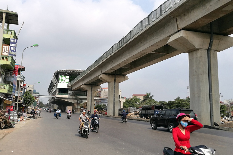 Trải nghiệm Hà Nội từ trên cao đường sắt Cát Linh - Hà Đông - 15 Ga Ba La: Gần đường Ba La đi Vân Đình - Chùa Hương và Đường Yên Nghĩa đi Xuân Mai - Hòa Bình.
