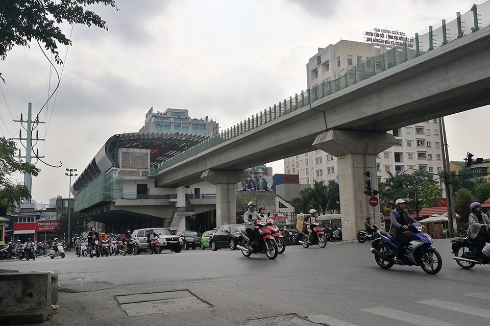 Trải nghiệm Hà Nội từ trên cao đường sắt Cát Linh - Hà Đông - 3
Ga La Thành: Sau khi xuất phát từ ga Cát Linh, tàu chạy dọc tuyến phố Hào Nam cắt ngang đường La Thành để vào ga La Thành đầu phố Hoàng Cầu.