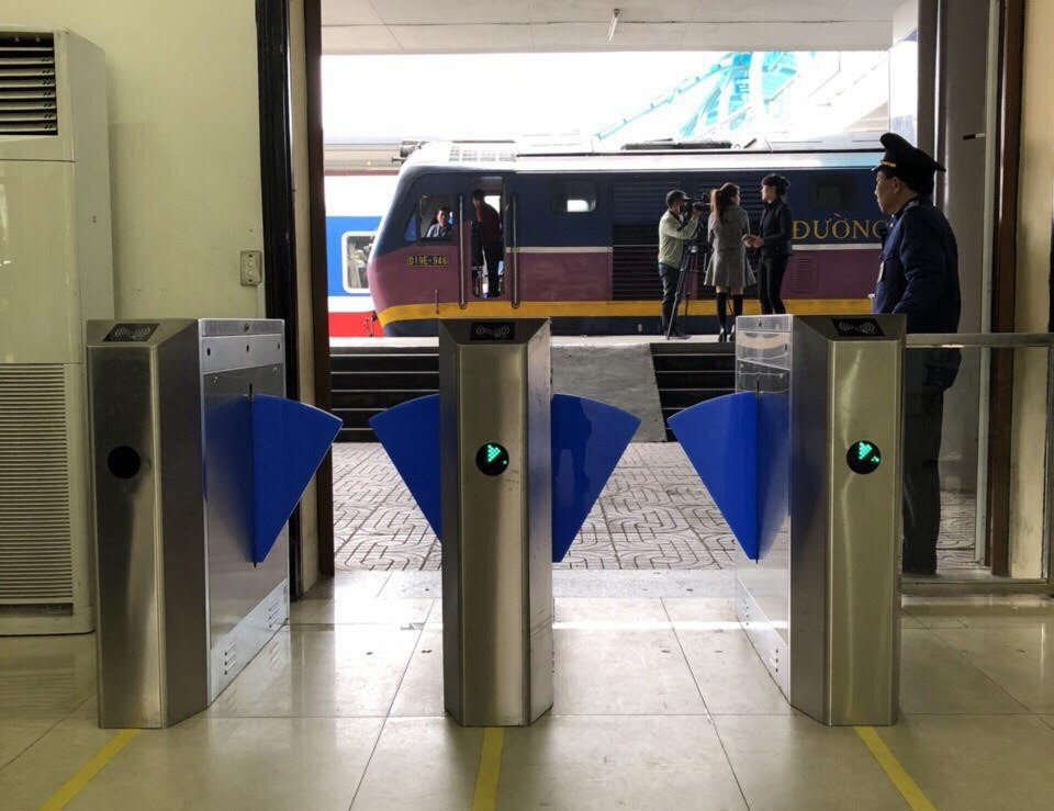 Cổng soát vé tự động tại ga Hà Nội