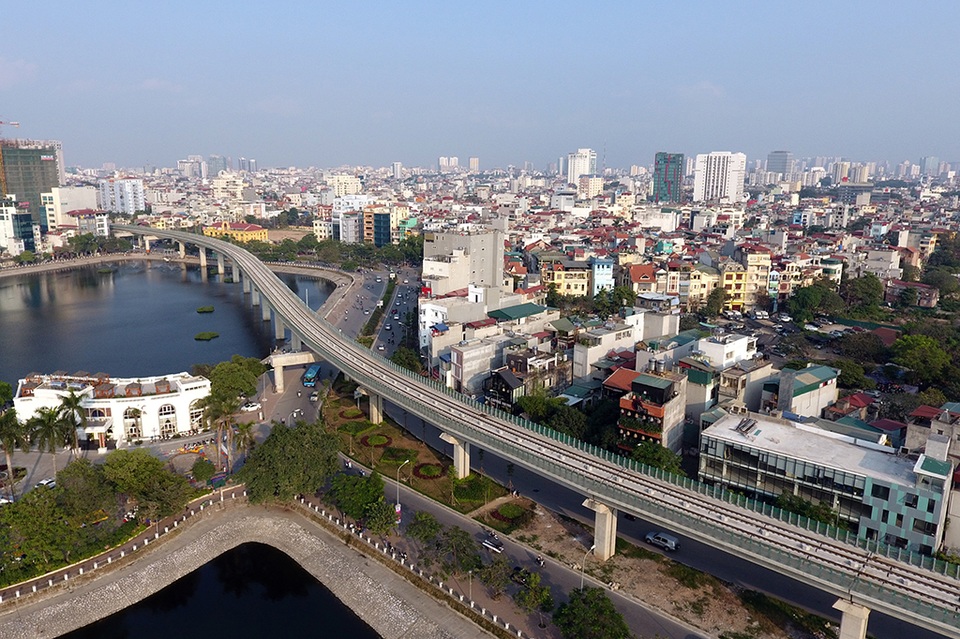 Trải nghiệm Hà Nội từ trên cao đường sắt Cát Linh - Hà Đông - 4
Qua ga La Thành, đường sắt trên cao chạy qua mặt nước hồ Hoàng Cầu. Tại đây, hành khách sẽ có được trải nghiệm tần nhìn rất đẹp mắt.