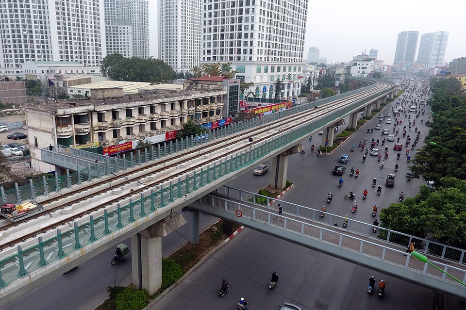 Trải nghiệm Hà Nội từ trên cao đường sắt Cát Linh - Hà Đông - 7
Sau khi rời ga Láng, đoàn tàu sẽ ôm cua uốn lượn qua một khu nhà chung cư lớn để vào đường Nguyễn Trãi.