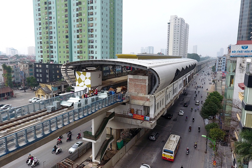 Trải nghiệm Hà Nội từ trên cao đường sắt Cát Linh - Hà Đông - 8
Ga Thượng Đình (ĐHQGHN): Nhà ga này nằm ở đầu trục đường cửa ngõ phía Tây Nam của Thủ đô với mật độ phương tiện tham gia giao thông đông đúc.
