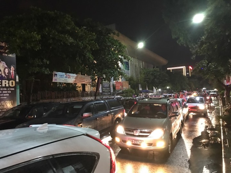 Người dân Hà Nội vật lộn trong dòng nước đến tối muộn - 20 Phố Yết Kiêu ùn tắc kéo dài.