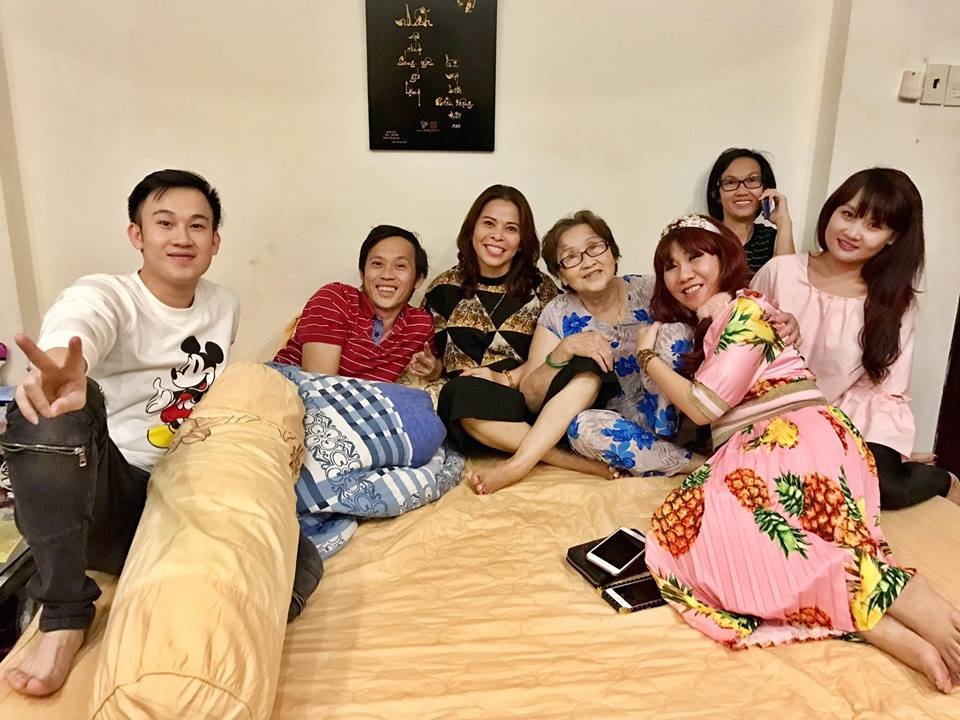Hồ Ngọc Hà ăn tối cùng chồng cũ; Đan Trường, Lam Trường trổ tài chăm con - 3 Ca sĩ Dương Triệu Vũ cùng cả gia đình chụp ảnh vui vẻ bên nhau. Có cả danh hoài Hoài Linh. Dương Triệu Vũ hào hứng: “Gia đình hội họp... thấy mẹ khỏe và vui tươi là tụi con hạnh phúc... 80 tuổi trẻ...”
