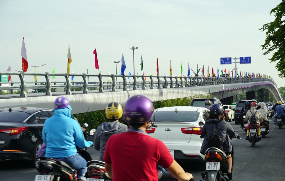 Khánh thành 2 cầu vượt "giải phóng" sân bay Tân Sơn Nhất - 3 Có cầu vượt, giao thông trên đường Trường Sơn thông thoáng hơn