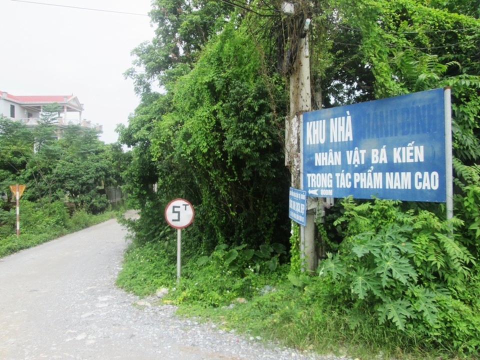 Nguyên mẫu “ngôi nhà Bá Kiến” nổi tiếng trong tác phẩm “Chí Phèo” - 1 Đường vào khu nhà nhân vật Bá Kiến