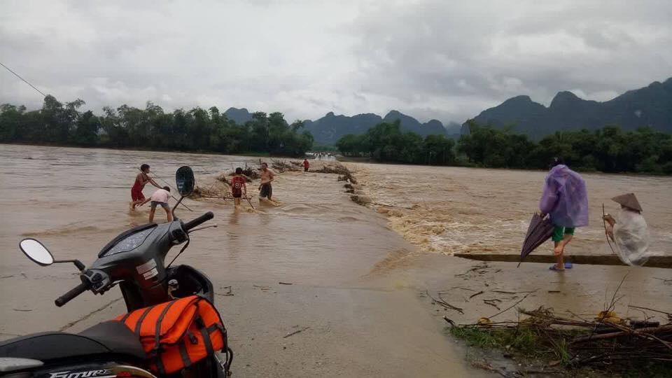 Mực nước hồ thủy điện Hòa Bình vượt cao trình 100m, 18h tối nay xả lũ - 2 Đường vào Sào Báy, Kim Bôi.