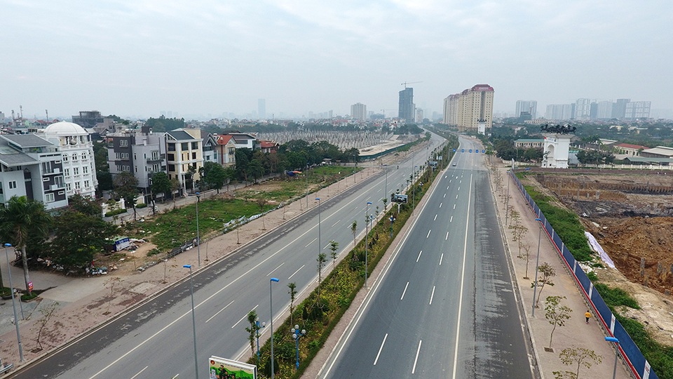 Đường phố Hà Nội thênh thang ngày mùng 1 Tết - 8
Cảnh bình yên, vắng vẻ hiếm có của Thủ đô. Trong ảnh là đường Võ Chí Công đoạn dẫn từ Cầu Nhật Tân đến đường Vành đai 2 gần như không có người tham gia giao thông.