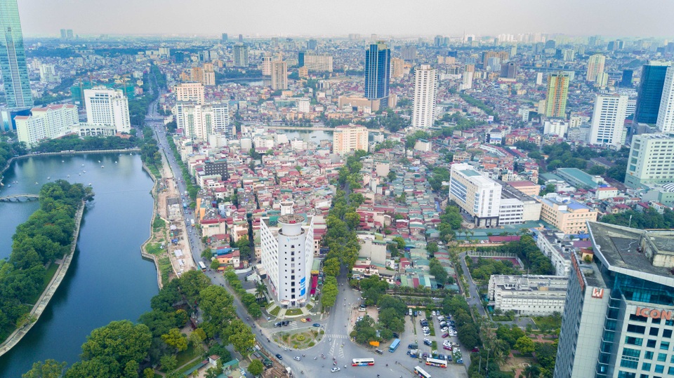 
Tổng mức đầu tư theo chỉ giới đường đỏ đã được phê duyệt và phần mở rộng phía Bắc dự án (đoạn Hoàng Cầu - Láng Hạ) khoảng 7.779 tỉ đồng. Trong đó, chi phí bồi thường giải phóng mặt bằng, tái định cư là hơn 6.400 tỉ đồng, chi phí xây lắp hơn 1.800 tỉ đồng.
