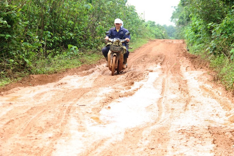Quảng Trị: Người dân vã mồ hôi “đánh vật” với con đường… đau khổ! - 3 Đoạn đường dẫn lên Khu kinh tế mới Trảng Rộng dài hơn 6 km bị ngập bùn