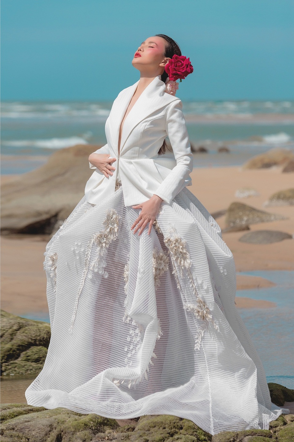 Siêu mẫu Dương Yến Ngọc tái xuất với hình ảnh “miêu nữ” giữa biển - 1 Ở shoot hình đầu tiên, Dương Yến Ngọc tạo hình đầy kiêu hãnh.