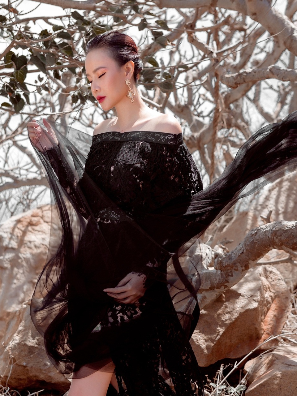 Siêu mẫu Dương Yến Ngọc tái xuất với hình ảnh “miêu nữ” giữa biển - 9 Siêu mẫu Dương Yến Ngọc tái xuất với hình ảnh “miêu nữ” giữa biển - 9