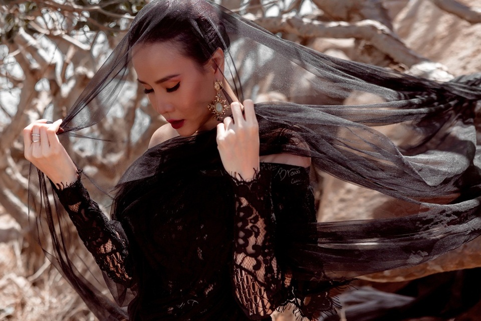 Siêu mẫu Dương Yến Ngọc tái xuất với hình ảnh “miêu nữ” giữa biển - 7 Siêu mẫu Dương Yến Ngọc tái xuất với hình ảnh “miêu nữ” giữa biển - 7