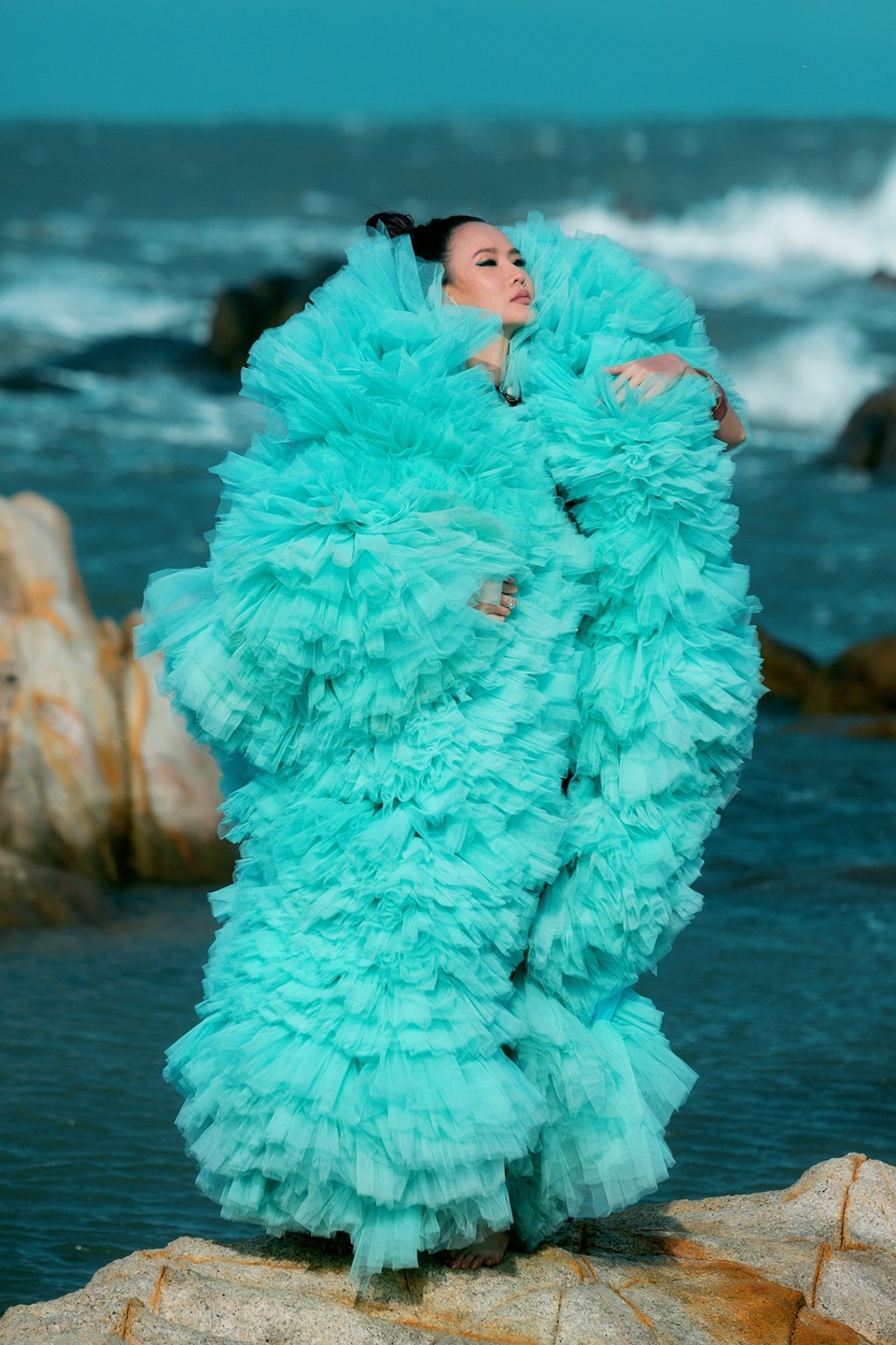 Siêu mẫu Dương Yến Ngọc tái xuất với hình ảnh “miêu nữ” giữa biển - 15 Trong shoot hình cuối cùng, Dương Yến Ngọc khẳng định đẳng cấp của một cựu người mẫu chuyên nghiệp.