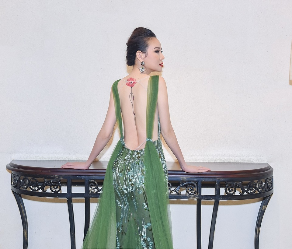 Dương Yến Ngọc lần đầu công khai xuất hiện cùng bạn trai - 4 Gần đây, Dương Yến Ngọc gây chú ý khi quyết định tham dự sắc đẹp quốc tế và giành được giải Hoa Hậu quý bà Hòa Bình Châu Á.
