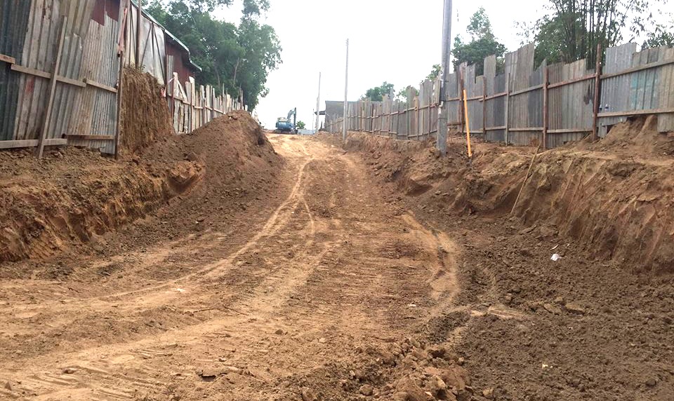 Công trình nâng cấp tuyến đường liên ấp Kiến An – Tân Lập trên địa bàn xã An Điền đang gặp phải sự phản đối quyết liệt từ người dân.